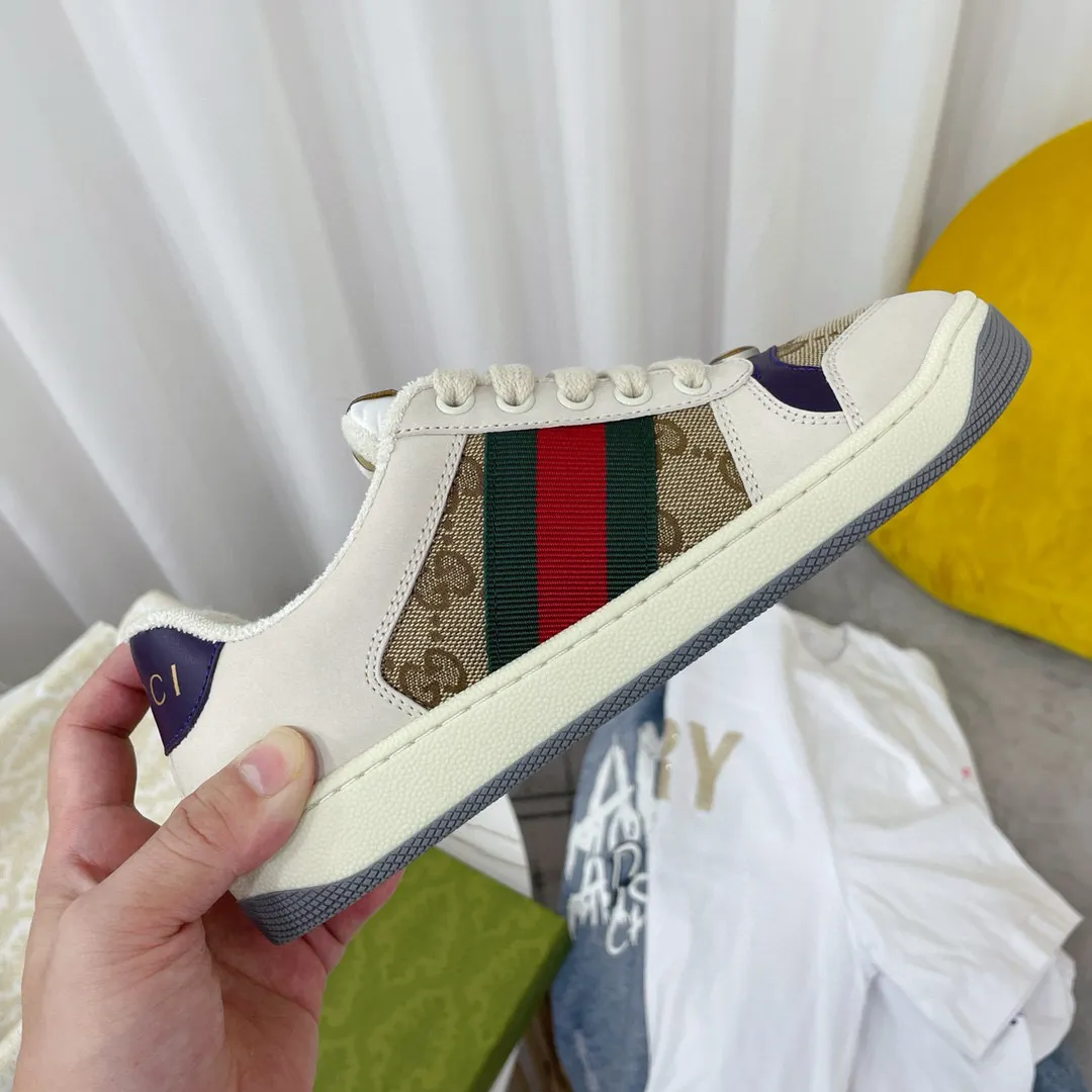 Ex-factory price: 540💰 GUCCI Gucci's newly upgraded back cover lining, top-notch old dirty shoes, classic casual sports shoes for couples, retro sneakers and old G family dirty shoes, updated at the counter simultaneously! ①The shoe upper has the same water-based edge coating process as the original version⚠️The ordinary oil edges on the market have a strong glue feel and are easy to fall off! Grade A first-layer nubuck leather (with pores)/matching computer embroidered double G cloth, high-density terry velvet lining. ② A PVC transparent small round mark sealing line is added to the details of the midsole. The mold is opened six times and the jewelry craftsmanship is used to customize the two-color double G buckle, striving to be the same as the original version. A pair of buttons is more than three times more expensive than ordinary buckles on the market. ③An old two-color washable label, the chip is placed on the outer waist of the right foot, the entire shoe is completely hollowed out with rubber technology, TUP material (rubber to distinguish the market) with the latest green packaging from the counter, 3D printed handbag, and a pair of shoelaces. There is no pressure when entering and exiting the counter. You can buy a 1:1 accurate replica of the original version and modify and upgrade it repeatedly. The details are perfectly restored, the materials are all customized, and they are truly top-notch. Please look at the details clearly to identify the quality. Upper: First-layer frosted cowhide/embroidered double G cloth. Lining: original high-density velvet lining. Foot pads: original pearlescent sheepskin. Outsole: private molded vacuum TPU material. Packaging: original top-grade full set packaging at the counter. Shoe size: women's size 35-40, men's size 39-44 (men's size 38, 45🉑️customized, non-returnable)